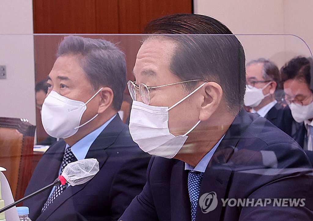 8月18日，在韩国国会，统一部长官权宁世（右）出席国会外交统一委员会全会并发言。 韩联社/国会摄影记者团