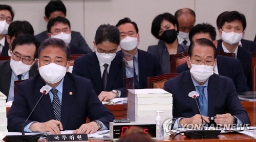 8月18日，在位于首尔汝矣岛的国会，朴振（前排左）出席外交统一委员会会议并答问。 韩联社/国会摄影记者团