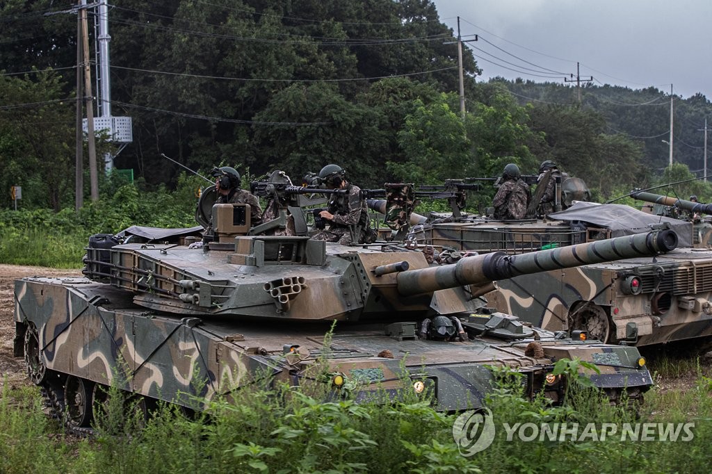 资料图片：8月18日，韩美下半年联合军演“乙支自由护盾”（UFS）的预备演习——“危机管理演习”进入第三天。图为韩军K1主战坦克在京畿道坡州市的韩朝边境地区待命。 韩联社
