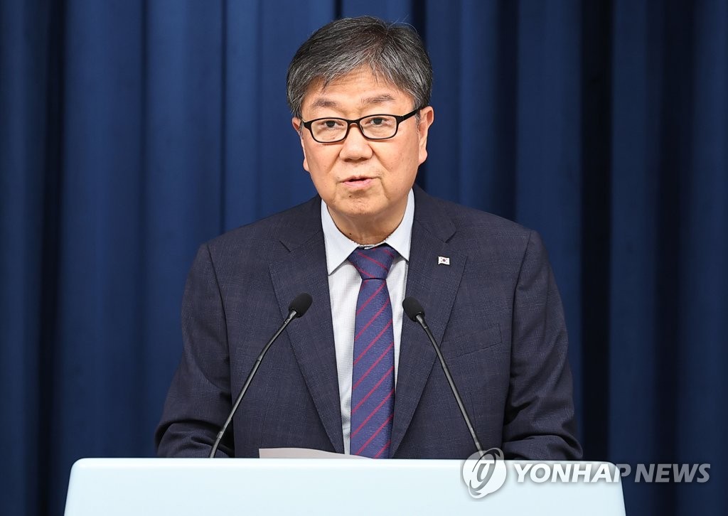 8月21日，在首尔龙山总统府，韩国总统室秘书室长金大棋发布总统办公室改组方案以及人事任免。 韩联社
