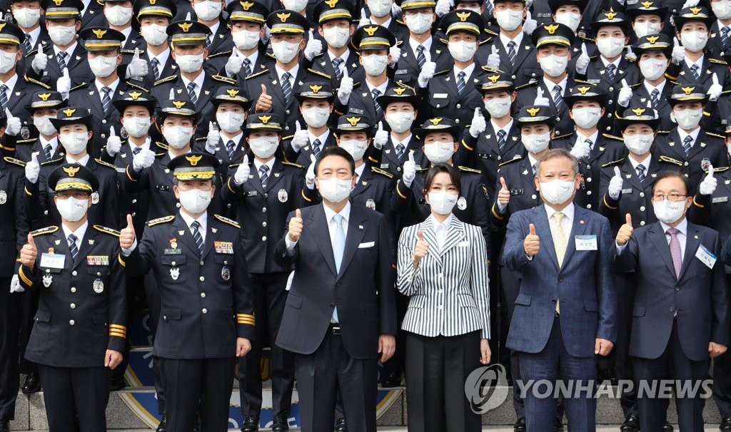 韩总统夫妇与警校毕业生合影