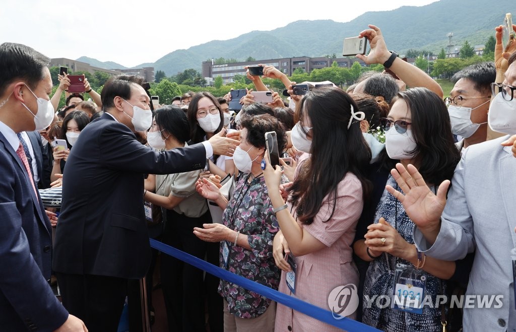 8月19日，在位于忠清北道忠州市的中央警察学校，尹锡悦在第310届毕业典礼结束后同毕业生家长握手。 韩联社