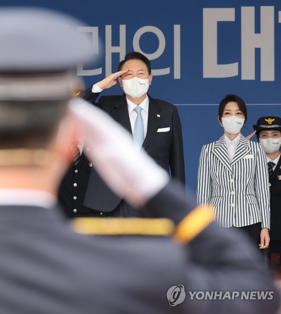 8月19日，在忠清北道忠州市，尹锡悦（左）和夫人金建希出席中央警察学校毕业典礼。 韩联社