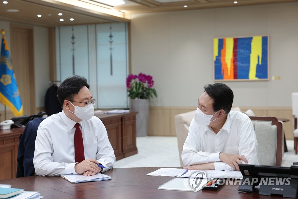 8月19日，在龙山总统府，韩国总统尹锡悦（右）听取保健福祉部工作汇报。 韩联社/总统办公室供图（图片严禁转载复制）