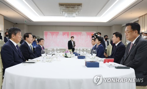 尹锡悦在总统府同国会议长团共进晚餐