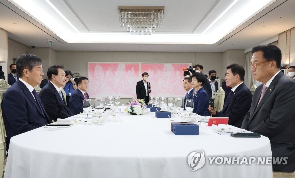 8月19日，在龙山总统府，尹锡悦（左排左二）同国会议长团共进晚餐。 韩联社