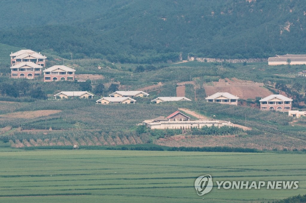 资料图片：8月21日，从京畿道坡州市乌头山统一展望台眺望，朝鲜黄海北道开丰郡一带非常安静。 韩联社