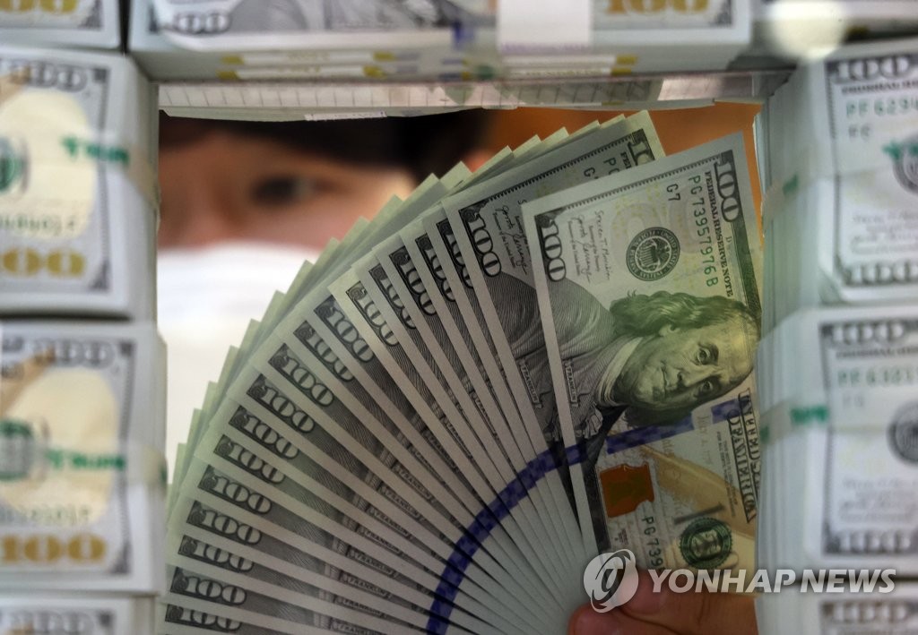 8月22日，在位于首尔中区的韩亚银行总行，职员正在查点外汇。 韩联社