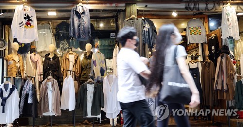 资料图片：图为位于首尔市的一家服装店，本图片与新闻内容无关。 韩联社