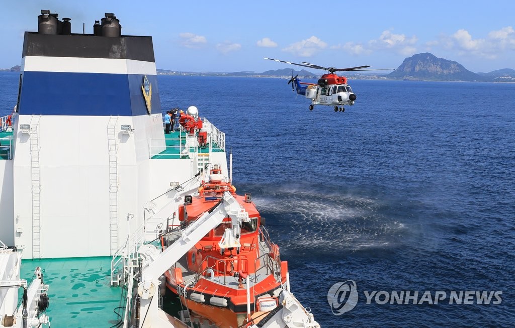 资料图片：搜寻海上事故失踪者 韩联社 