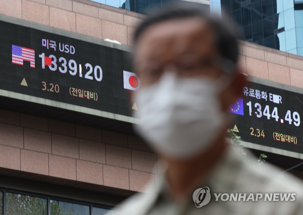 8月22日下午，在首尔中区的韩亚银行总行，外壁的大屏幕显示实时汇率。 韩联社