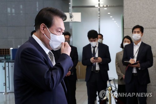 8月23日，在首尔龙山总统府，尹锡悦接受记者采访。 韩联社/总统室通讯摄影记者团