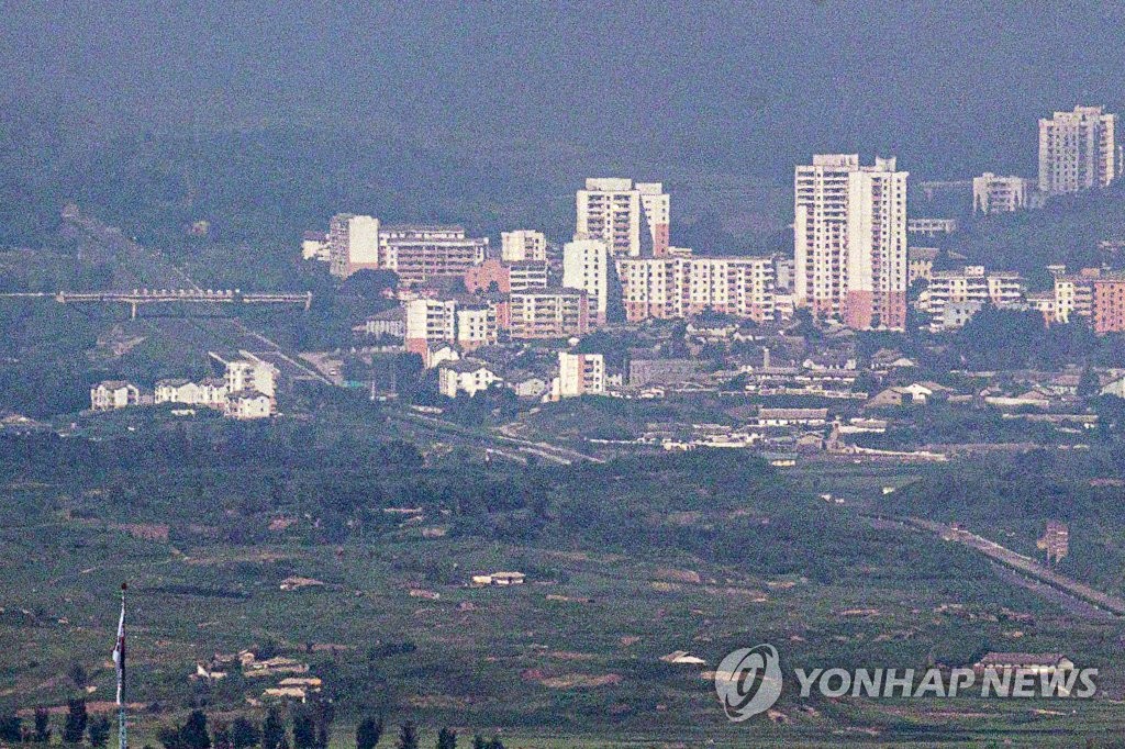 资料图片：8月23日，从京畿道坡州市韩朝边境地区向北眺望，朝鲜开城至平壤高速公路一片幽静。 韩联社