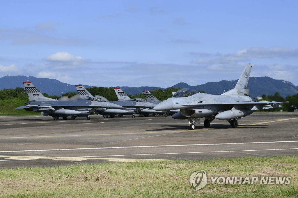 资料图片：8月24日，在空军第20战斗飞行团，韩军“KF-16”战机和美军“F-16”战机参加代号为“双鹰”（Buddy Wing）的空中演练。 韩联社/韩国空军供图（图片严禁转载复制）