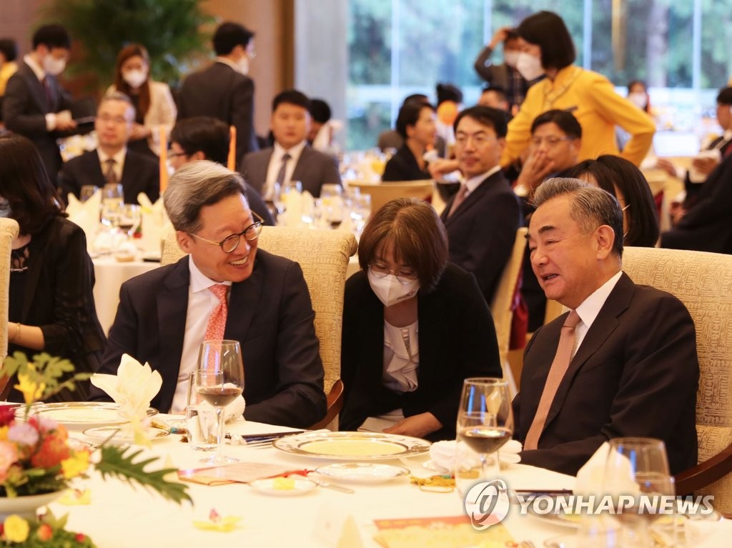 资料图片：2022年8月24日，在北京钓鱼台国宾馆，韩中建交30周年庆祝活动举行。图为韩国驻华大使郑在浩（左）和中国外长王毅交谈。 韩联社