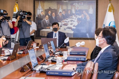 8月25日，在首尔中区的韩国银行（央行），行长李昌镛（居中）主持召开金融货币委员会会议。 韩联社/联合摄影记者团