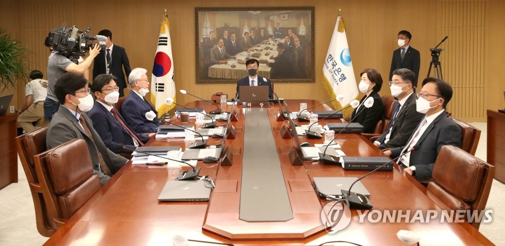 8月25日，在首尔市中区韩国银行，李昌镛（居中）主持召开金融货币委员会正式会议。 韩联社/摄影记者团供图（图片严禁转载复制）