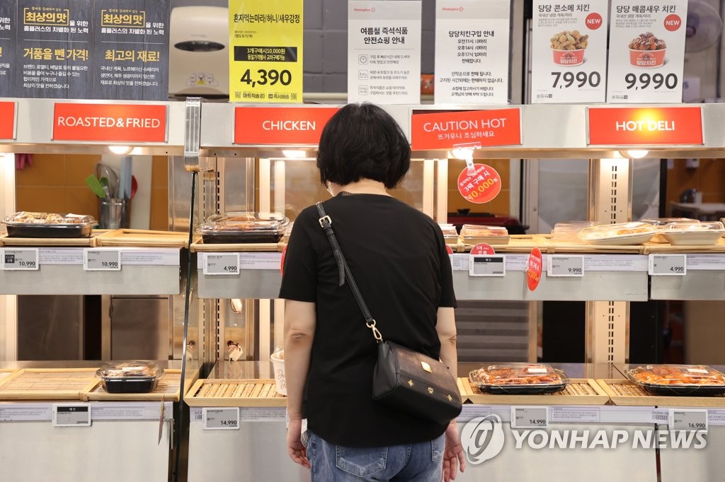 资料图片：市民在大型超市内的熟食柜前选购。 韩联社