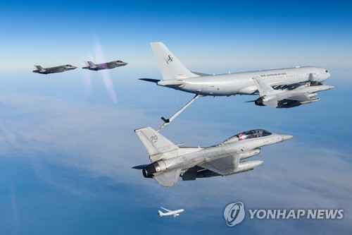 当地时间8月24日，在澳大利亚领空，澳军“KC-30A”空中加油机（上）为韩军“KF-16”战机进行空中加油。 韩联社/韩国空军供图（图片严禁转载复制）