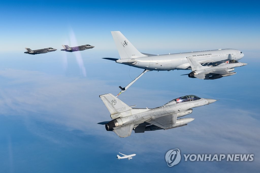 当地时间8月24日，在澳大利亚上空，韩国空军4架“KF-16”战机和1架“KC-330”空中加油机，以及澳大利亚空军2架“F-35A”战机和1架“KC-30A”参加联合空中加油演习。 韩联社/空军供图（图片严禁转载复制）
