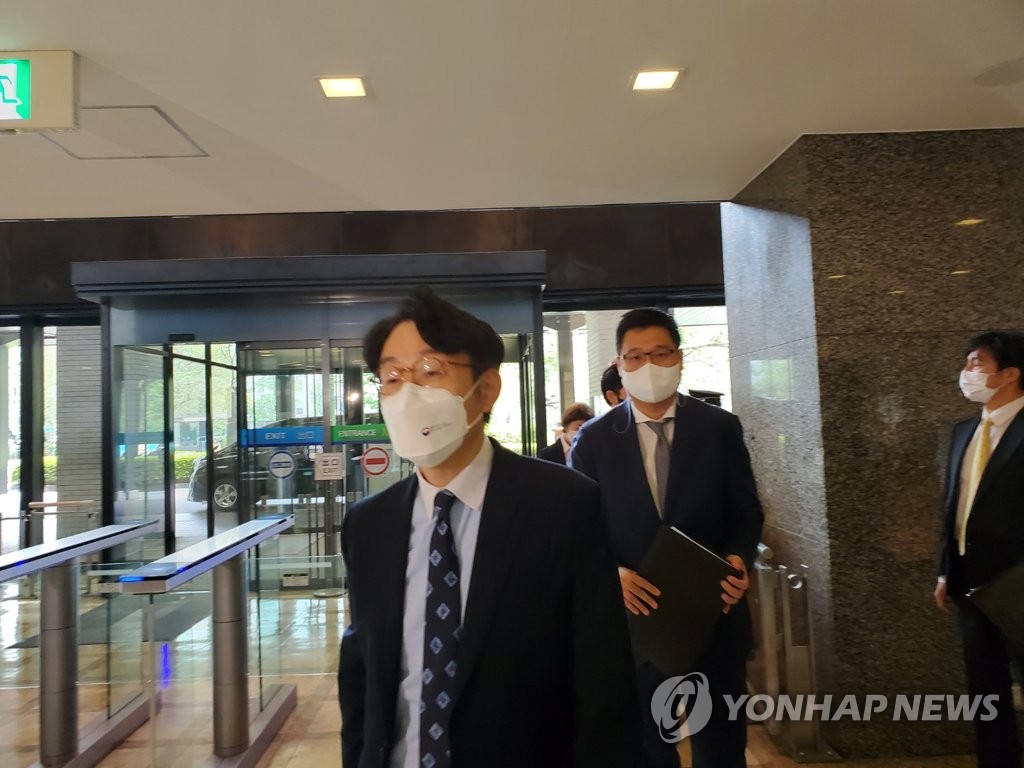 8月26日，韩国外交部亚太局局长李相烈（左一）访问日本外务省。 韩联社