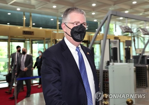 8月26日，美国国务院负责东亚和太平洋事务的助理国务卿丹尼尔·克里滕布林克走进位于首尔钟路区的韩国外交部办公楼。 韩联社