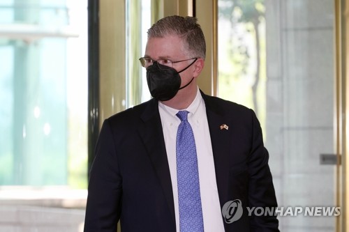 8月26日，克里滕布林克抵达首尔外交部大楼。 韩联社