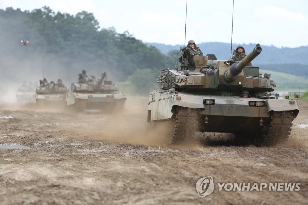 资料图片：韩军K2战车进行战术机动训练。 韩联社/现代罗特姆供图（图片严禁转载复制）