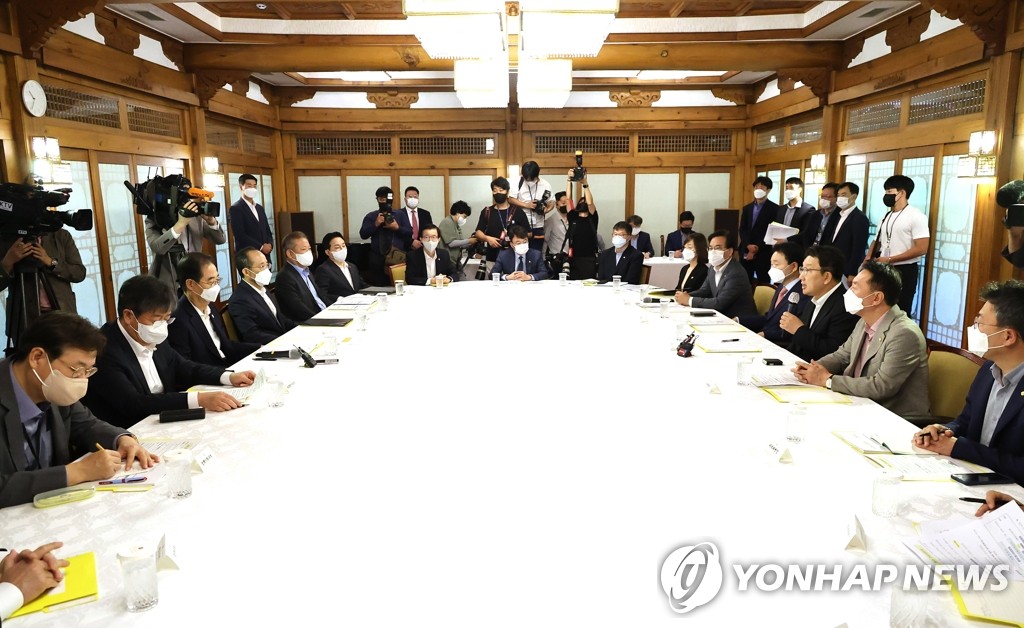 8月28日，在位于首尔钟路区三清洞的总理公馆，韩国党政召开高层协商机制会议。 韩联社