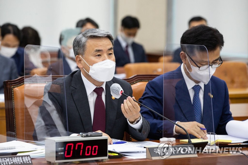 资料图片：8月29日，在韩国国会，国防部长官李钟燮（左）出席国会国防委员会全会并发言。 韩联社/国会摄影记者团
