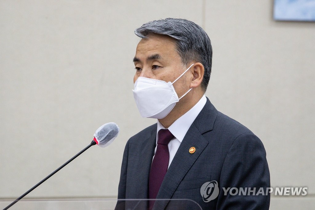 8月29日，在韩国国会，防长李钟燮出席国会国防委员会全会并发言。 韩联社/国会摄影记者团