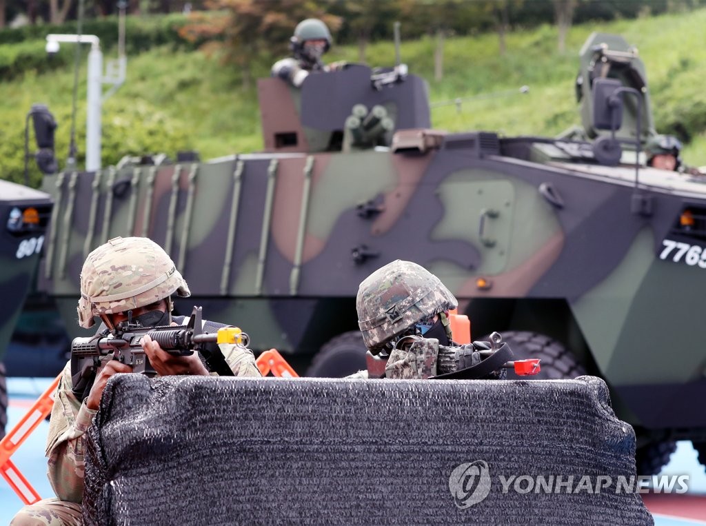 8月29日，在釜山市东莱区亚运会辅助体育场，官兵在“乙支自由护盾”韩美联演中进行模拟城市反袭演练。 韩联社
