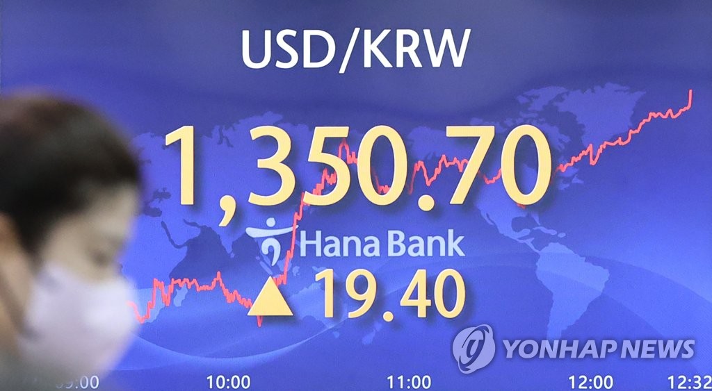 8月29日，在位于首尔中区的韩亚银行总行交易厅，大屏幕显示实时汇率。 韩联社