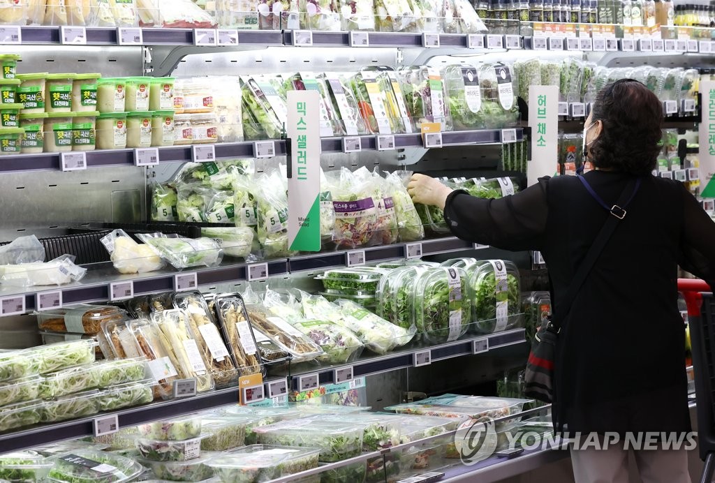 资料图片：市民在超市买菜。 韩联社