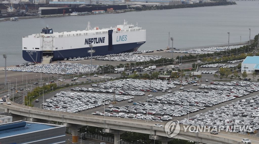 资料图片：8月29日，在现代汽车蔚山工厂的出口码头堆场，大量整车等待装船出口。 韩联社