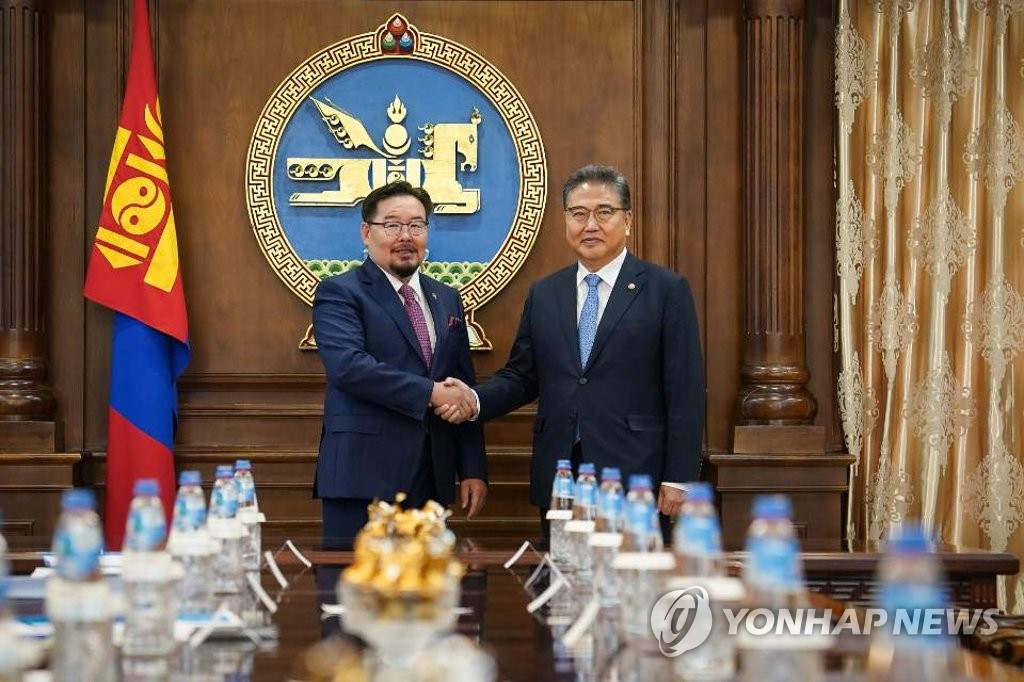8月29日，在蒙古国乌兰巴托，韩国外交部长官朴振（右）拜会蒙古国大呼拉尔主席贡布扎布·赞丹沙塔尔。 韩联社/外交部供图（图片严禁转载复制）