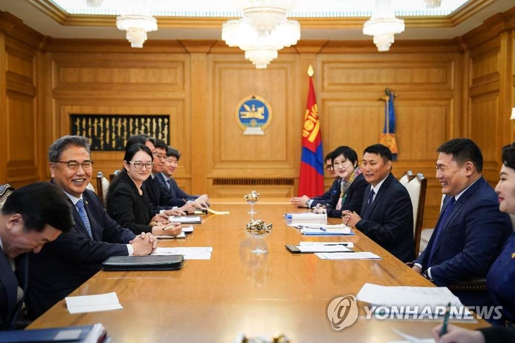 8月29日，在蒙古国乌兰巴托，韩国外交部长官朴振（左二）拜会蒙古国总理奥云额尔登（右二）。 韩联社/外交部供图（图片严禁转载复制）