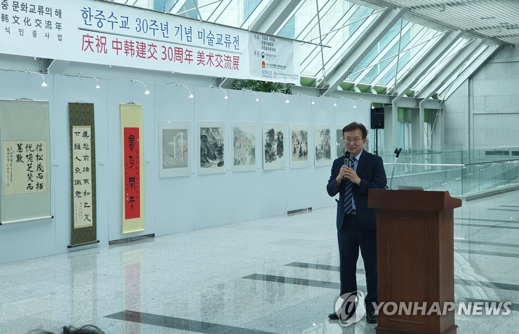 8月29日，纪念韩中建交30周年的“庆祝韩中建交30周年美术交流展”在位于首尔市汝矣岛的国会议员会馆隆重开幕。图为韩国民主党籍议员权七胜致贺词。 韩联社
