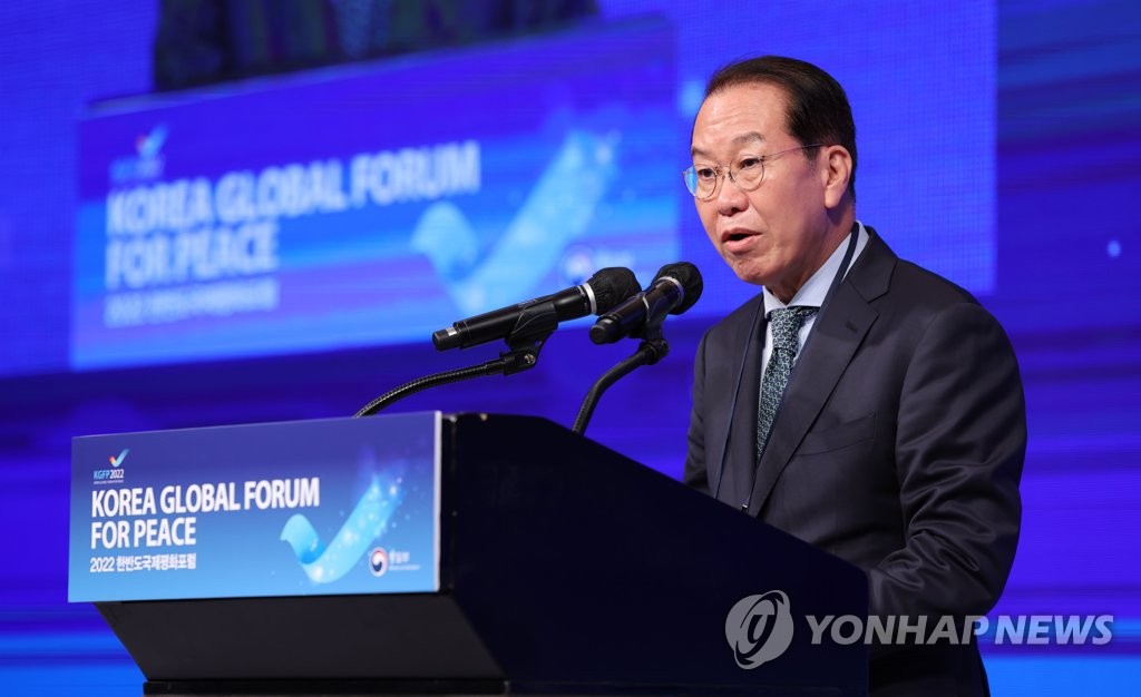 8月30日，韩半岛国际和平论坛在首尔中区的千禧希尔顿酒店举行。图为权宁世致辞。 韩联社