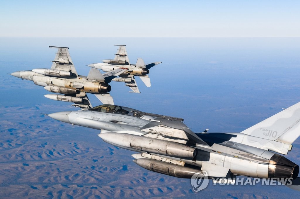 资料图片：当地时间8月23日，在澳大利亚，参演的韩国“KF-16”战斗机进行适应训练。 韩联社/韩国空军供图（图片严禁转载复制）