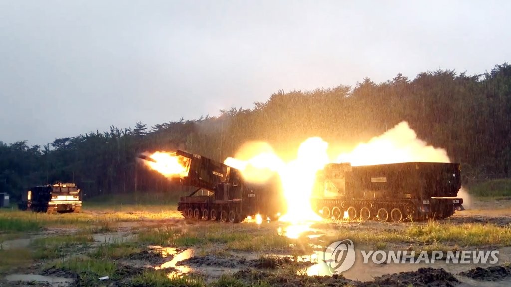资料图片：2022年8月31日，在江原道江陵的一处射击场，韩美实施多管火箭炮（MLRS）射击演习，图为韩美炮兵部队正在发射多管火箭炮。 韩联社/陆军供图（图片严禁转载复制）