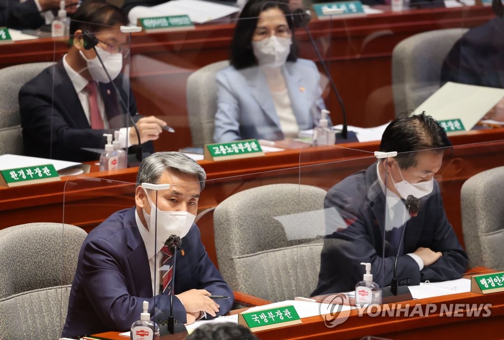 9月1日，在韩国国会举行的预算决算特别委员会综合政策质询会议上，国防部长官李钟燮（前排左）正在答问。 韩联社/国会摄影记者团