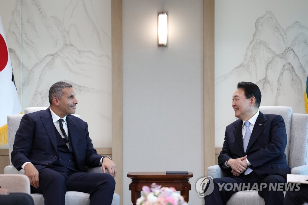 资料图片：9月1日，在首尔龙山总统府，韩国总统尹锡悦（右）接见到访的阿联酋阿布扎比行政事务管理局主席卡尔杜恩·阿尔·穆巴拉克。 韩联社/总统室供图（图片严禁转载复制）