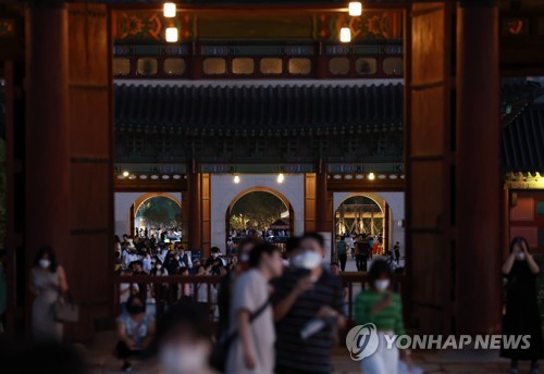 资料图片：2022年9月1日，游客夜间来到景福宫参观。当天是下半年景福宫夜间观览活动开放首日。 韩联社