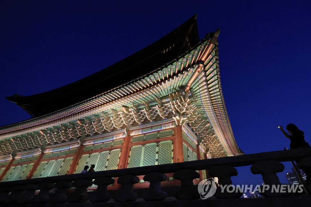 资料图片：2022年9月1日，游客夜间来到景福宫参观。当天是下半年景福宫夜间观览活动开放首日。 韩联社