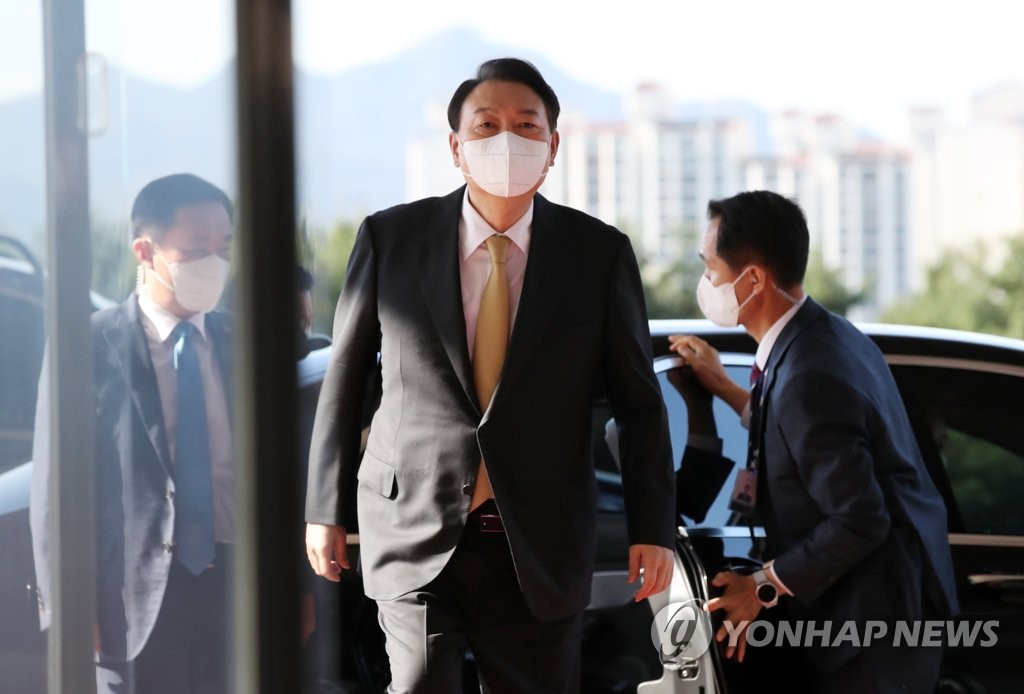 资料图片：9月2日，在首尔龙山总统府，尹锡悦上班。 韩联社