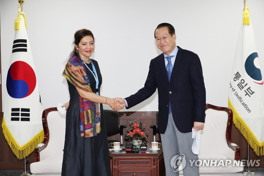 9月2日，在中央政府首尔办公楼，韩国统一部长官权宁世（右）与联合国朝鲜人权问题特别报告员伊丽莎白·萨尔蒙握手合影。 韩联社