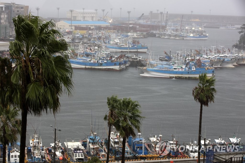 9月2日，在济州西归浦港，渔船纷纷归港躲避正在向韩半岛北上的台风“轩岚诺”。 韩联社