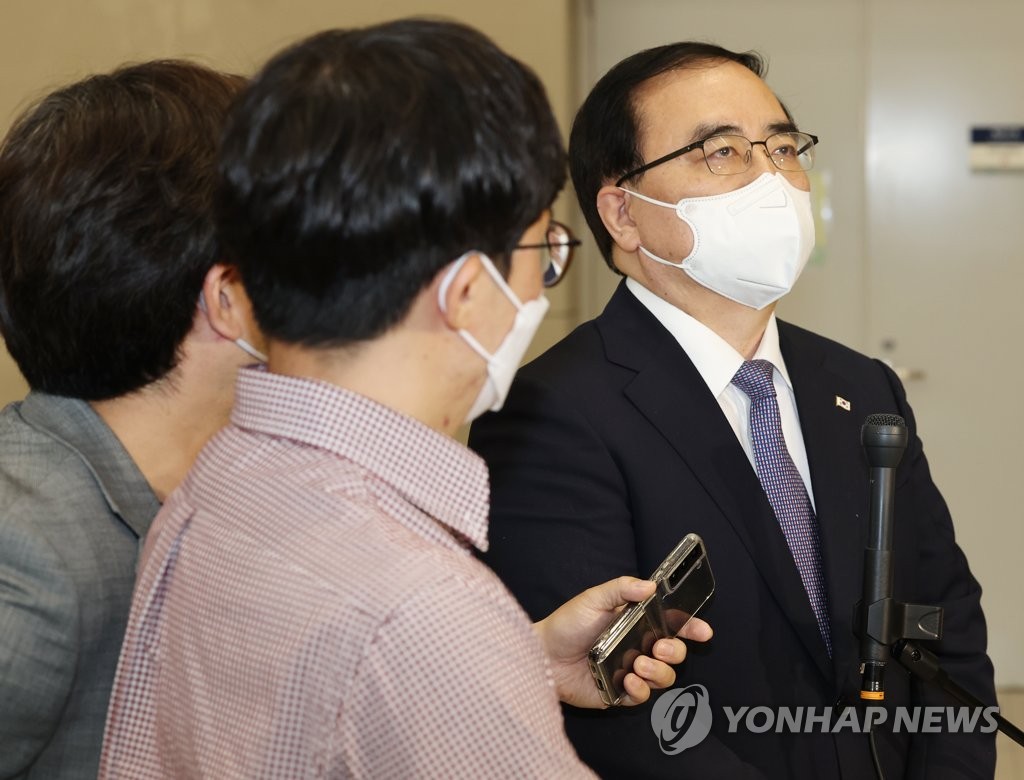 9月2日，在仁川国际机场，韩国国家安保室室长金圣翰接受媒体采访。 韩联社
