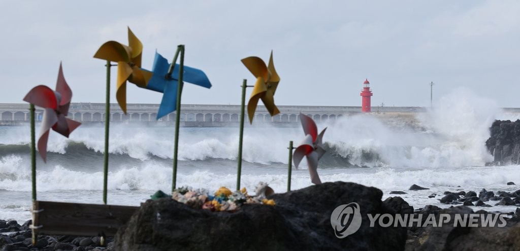 9月4日，在济州道西归浦海岸，台风“轩岚诺”掀起巨浪。 韩联社